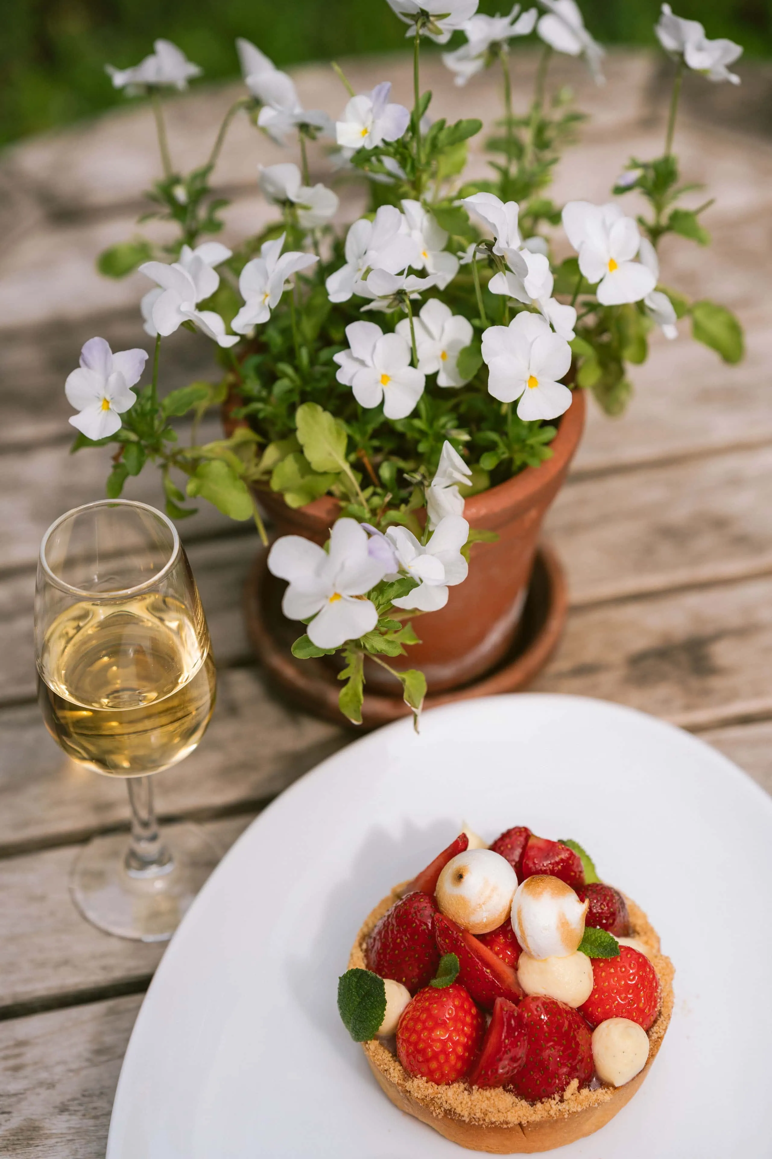 0042 - 2022 - Parsonage Grill - Oxford - High Res - Outdoor Dining Strawberry Custard Tart Pink Lemonade Sorbet (Press Web)